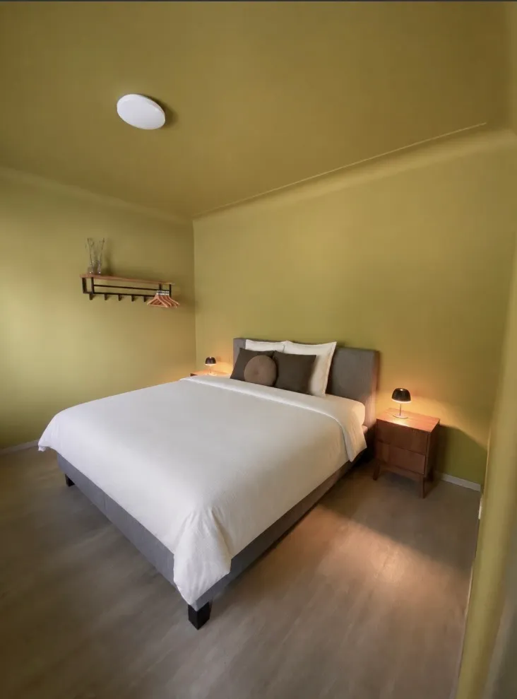 Slaapkamer met een dubbelbed tussen twee nachtkastjes